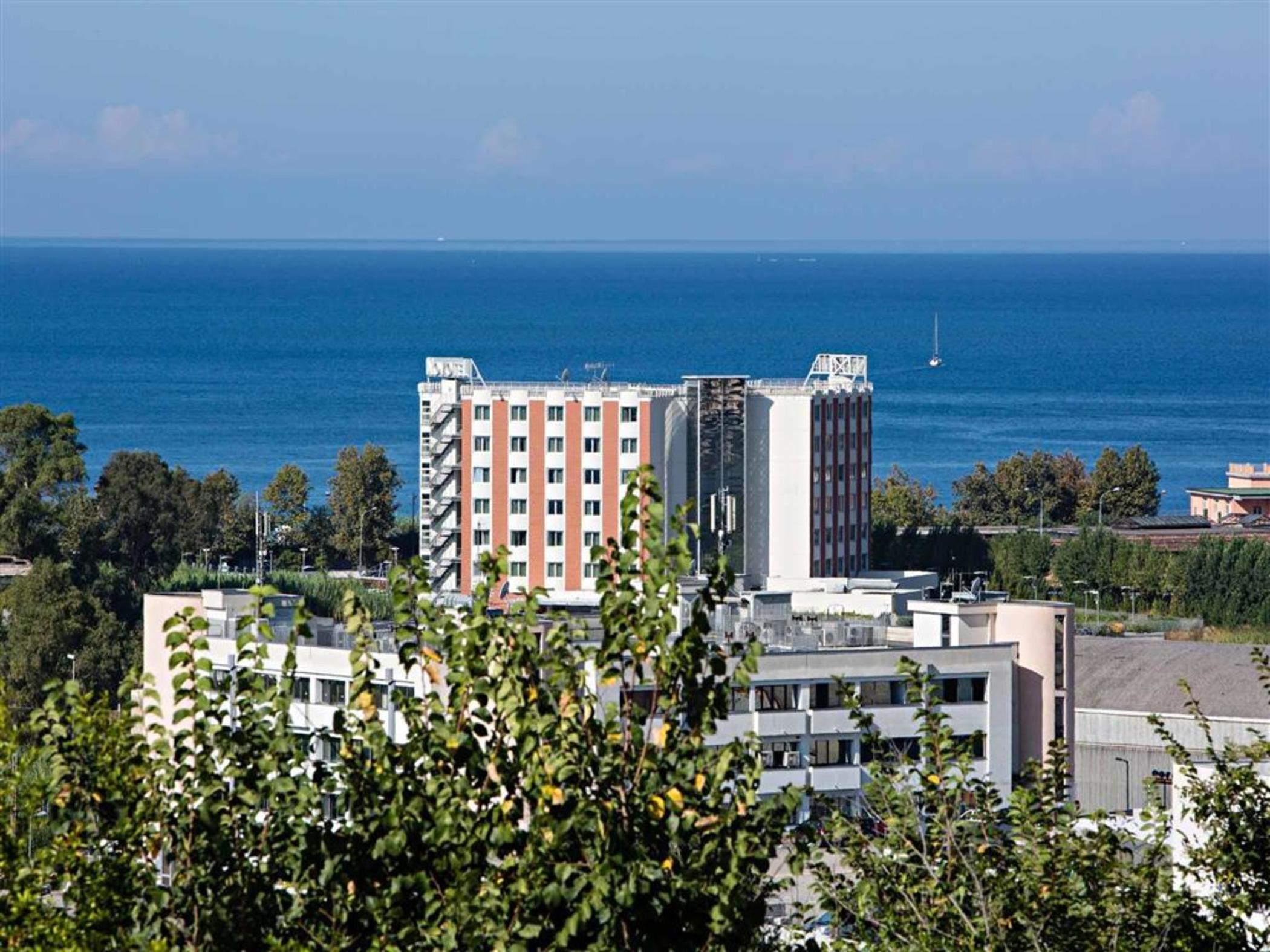 Novotel Salerno Est Arechi Bagian luar foto